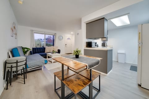 Near Tech Hub & Transit: Central Bellevue Home House in Bellevue