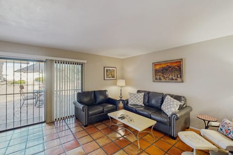 Extended Stay in Tucson! Dog-Friendly Townhome Apartment in Tanque Verde