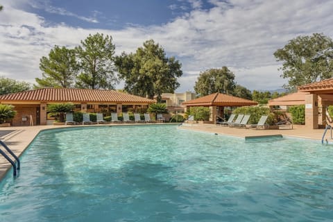 Extended Stay in Tucson! Dog-Friendly Townhome Apartment in Tanque Verde