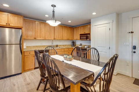 Cozy Granby Condo: Mtn Views Trails & Hot Tub Apartment in Granby