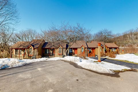 Pool, Golf, Marina! Galena Territory Resort Home Apartment in Iowa