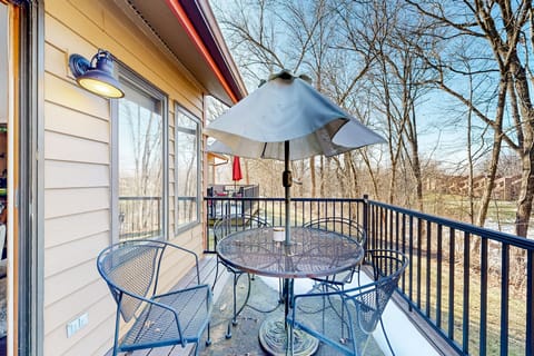 Pool, Golf, Marina! Galena Territory Resort Home Apartment in Iowa