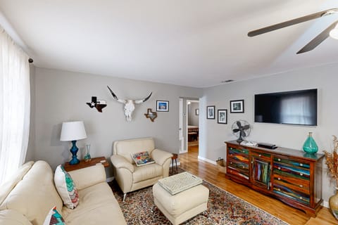 Play Room, Patio & Fire Pit! Cozy Kerrville Home House in Kerrville