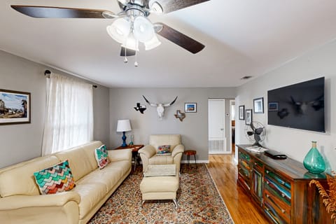 Play Room, Patio & Fire Pit! Cozy Kerrville Home House in Kerrville