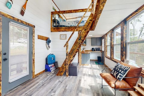 Family Fun! Riverside Home w/ Fire Pit House in Weiss Lake