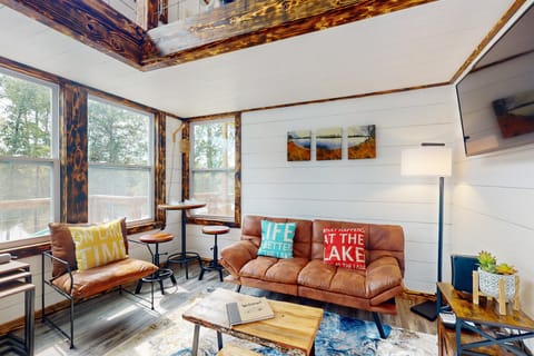 Family Fun! Riverside Home w/ Fire Pit House in Weiss Lake