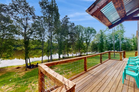 Family Fun! Riverside Home w/ Fire Pit House in Weiss Lake