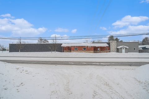 Bowling Alley! Expansive Group Getaway in Lewiston House in Albert