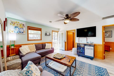 Relax at 'The Cove' Waterfront Getaway House in Roaring River Township