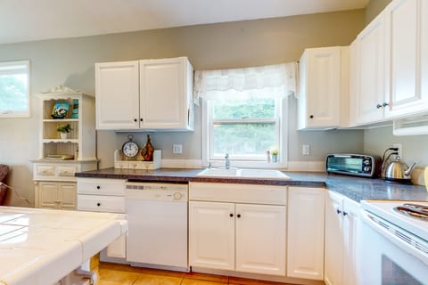 'HomeSted Cottage' Serene Retreat on Salt Creek House in Willamette Valley