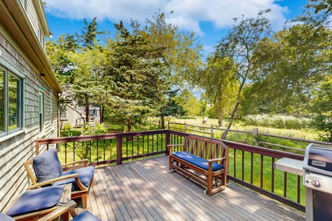 1 Mi to Dtwn Nantucket! Family Getaway w/ Deck House in Nantucket