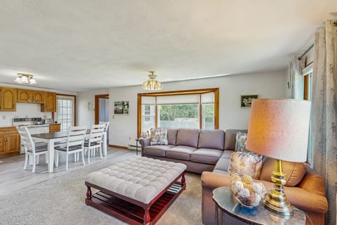 1 Mi to Dtwn Nantucket! Family Getaway w/ Deck House in Nantucket