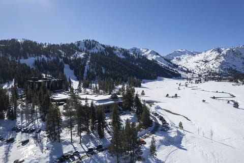 Walk to Palisades Tahoe Ski Lifts: Mtn-View Condo Apartment in Palisades Tahoe (Olympic Valley)
