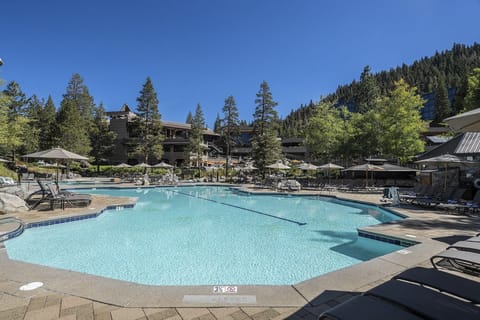 Walk to Palisades Tahoe Ski Lifts: Mtn-View Condo Apartment in Palisades Tahoe (Olympic Valley)