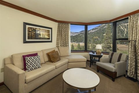 Walk to Palisades Tahoe Ski Lifts: Mtn-View Condo Apartment in Palisades Tahoe (Olympic Valley)