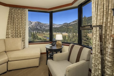 Walk to Palisades Tahoe Ski Lifts: Mtn-View Condo Apartment in Palisades Tahoe (Olympic Valley)