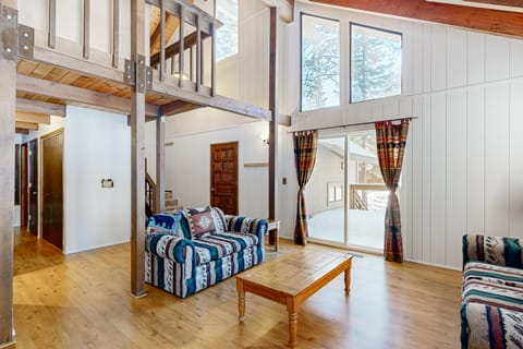 2BR+Loft/2BA House w/ Garage, Decks, Dog-Friendly House in Truckee