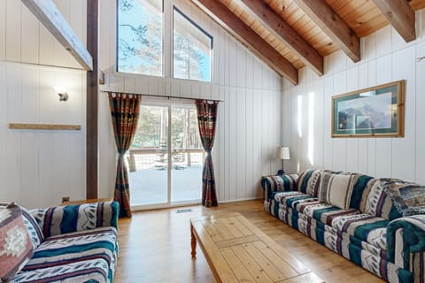 2BR+Loft/2BA House w/ Garage, Decks, Dog-Friendly House in Truckee