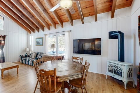 2BR+Loft/2BA House w/ Garage, Decks, Dog-Friendly House in Truckee