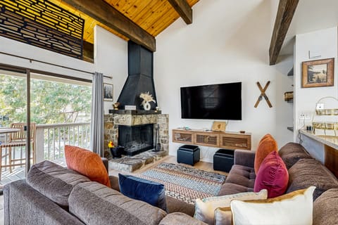 1BR Townhome w/ Loft, Pool Access & Beach Gear Apartment in Tahoe Vista