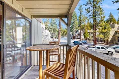 1BR Townhome w/ Loft, Pool Access & Beach Gear Apartment in Tahoe Vista