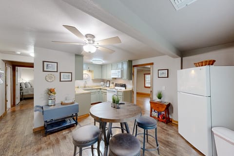 Walk to Medina River: 'Cowboy Cottage' w/ BBQ Pit House in Bandera