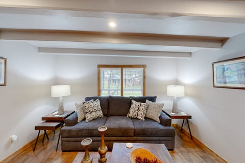 Walk to Medina River: 'Cowboy Cottage' w/ BBQ Pit House in Bandera