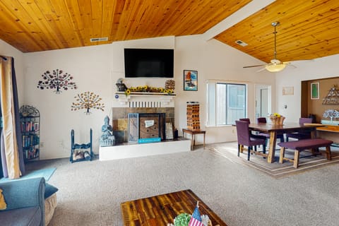 Yard & Patio: Quiet & Well-Stocked Riverside Home House in Three Rivers