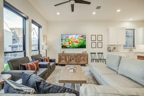 3 Mi to San Antonio River Walk: Gem w/ Heated Pool House in San Antonio