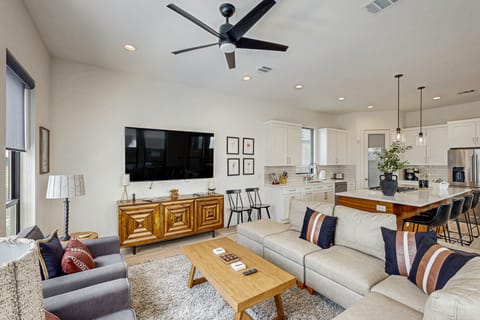 3 Mi to San Antonio River Walk: Gem w/ Heated Pool House in San Antonio