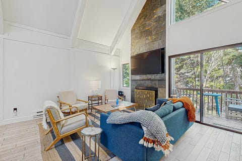 3BR Condo w/ Loft, Foosball, Deck, Near Skiing Apartment in Incline Village