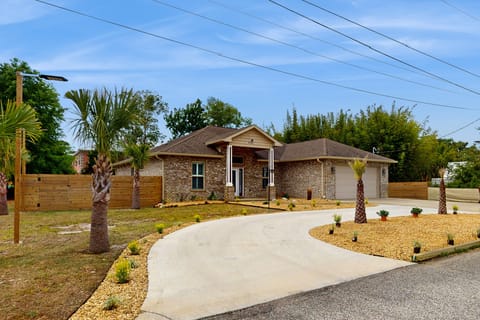2 Mi to Beach! Group-Friendly Navarre Getaway House in Alabama