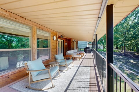 Family-Friendly Lakefront Home w/ Dock House in Eufaula