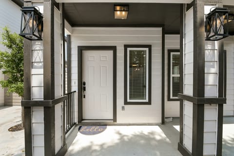 1 Mi to Historic Market Square: Spacious Townhome Apartment in San Antonio