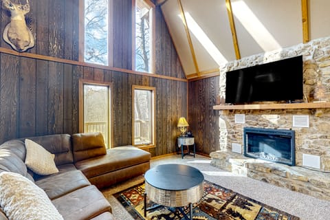 Hot Tub, Game Room! Home 12 Mi to Dtwn Nashville House in Indiana