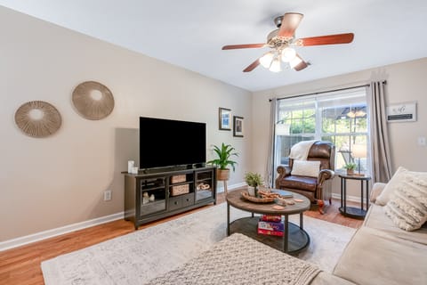 Seasonal Pool Access & Patio: Auburn Getaway! Apartment in Auburn