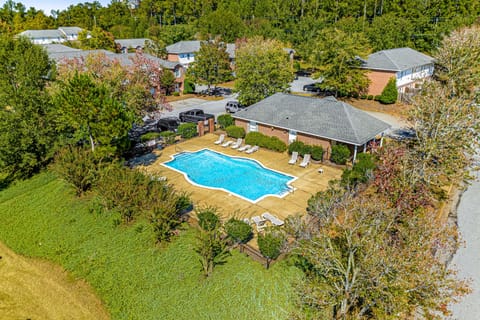 Seasonal Pool Access & Patio: Auburn Getaway! Apartment in Auburn