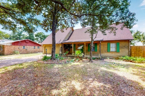 Dock! Bayfront Pensacola Retreat 10 Mi to Dtwn House in Bellview
