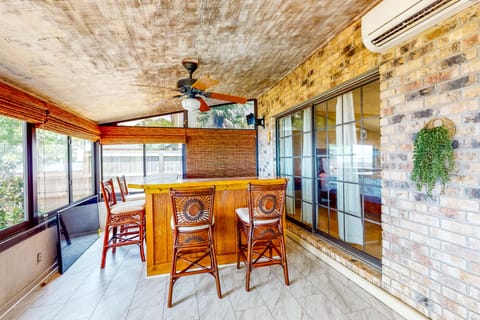 Dock! Bayfront Pensacola Retreat 10 Mi to Dtwn House in Bellview