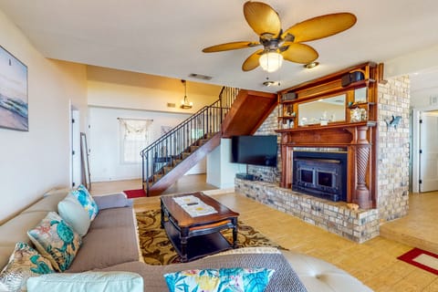 Dock! Bayfront Pensacola Retreat 10 Mi to Dtwn House in Bellview