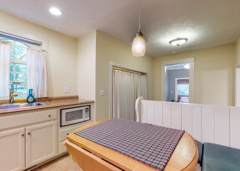 Forbestown Carriage House in the Heart of Dtwn House in Lakeport