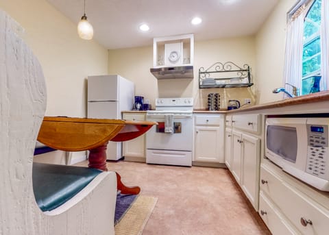 Forbestown Carriage House in the Heart of Dtwn House in Lakeport