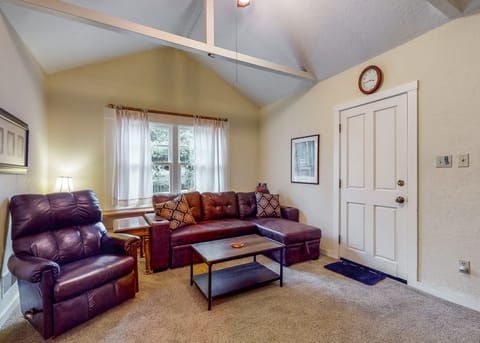 Forbestown Carriage House in the Heart of Dtwn House in Lakeport