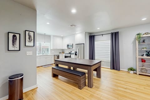 3 BR Home w/ billiards & ping pong, Near Downtown House in Houston