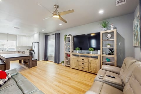 3 BR Home w/ billiards & ping pong, Near Downtown House in Houston