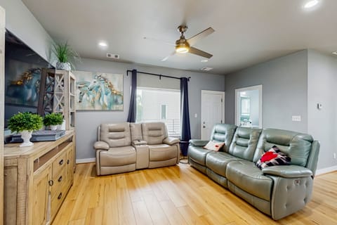 3 BR Home w/ billiards & ping pong, Near Downtown House in Houston