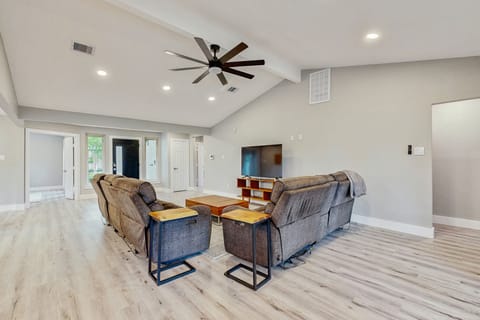 Dog-Friendly Houston Home w/ Deck & Yard House in Houston