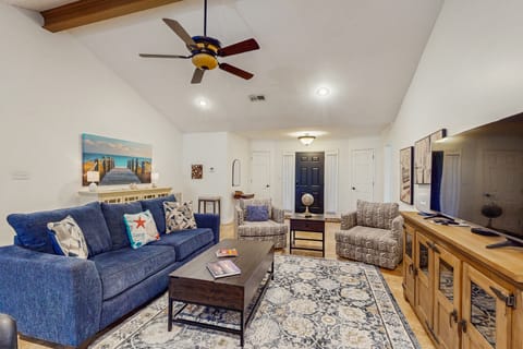 3BR Charming House w/ Cozy Fireplace & Patio House in Conway