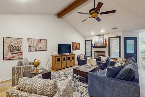 3BR Charming House w/ Cozy Fireplace & Patio House in Conway