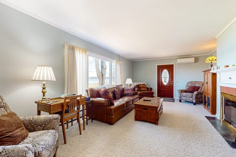 Dock! Waterfront Owasco Lake 'Moon Rise House' House in Cayuga Lake